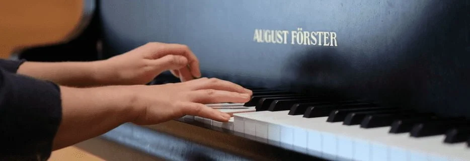 A Quel Âge Peut-on Commencer à Apprendre le Piano ? - La Touche Musicale