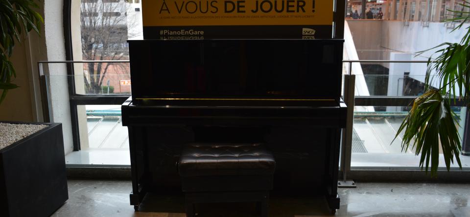 gare lyon piano
