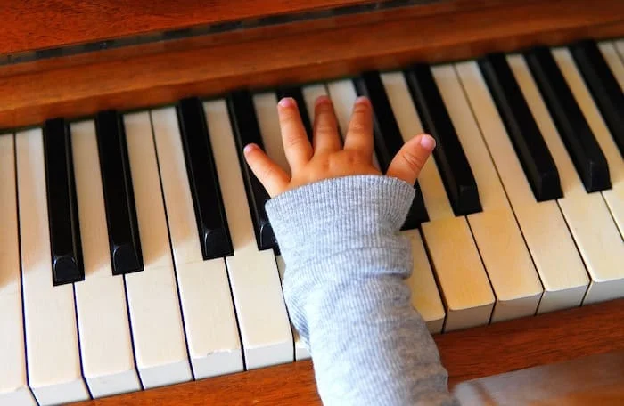 Mãos, de, criança, piano jogo