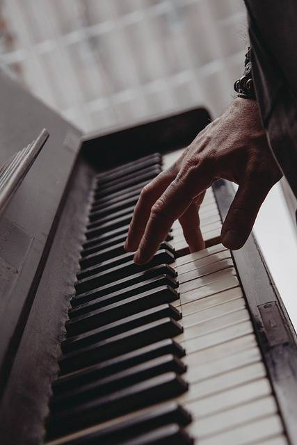 Prüfen Sie die Klangqualität und die Stimmung des Klaviers